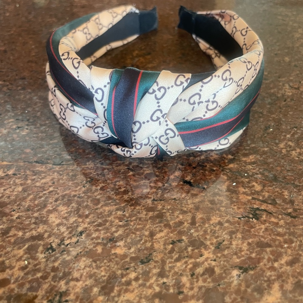 Headband.